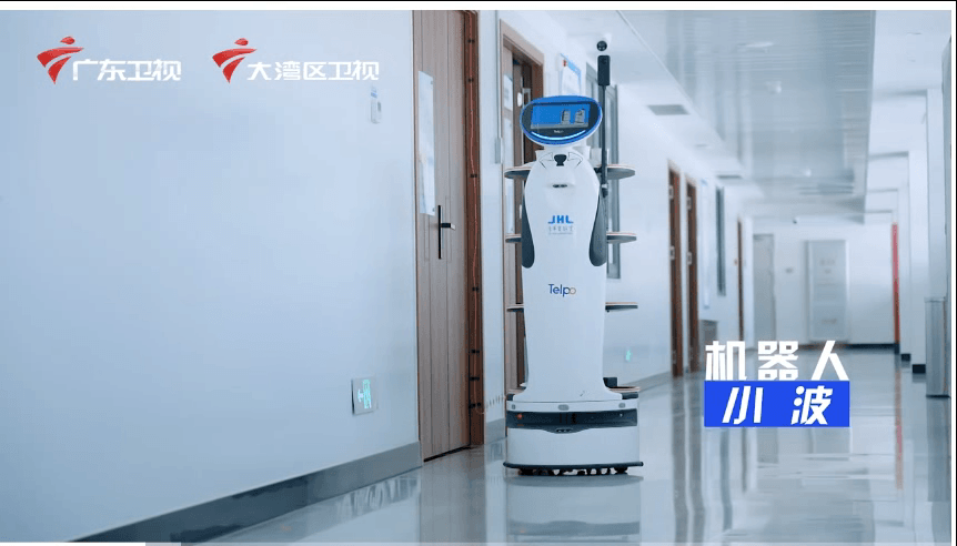 在季华实验室中行走的天波智能配送具身机器人R1